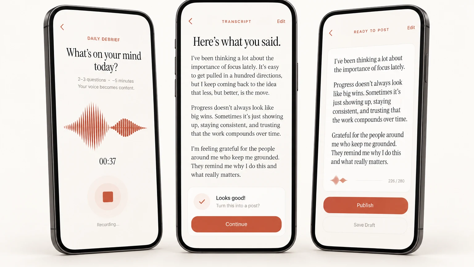 Drei Handys mit der DailyMuse-App: das Sprach-Debrief, das Transkript und ein Post, bereit zur Veröffentlichung