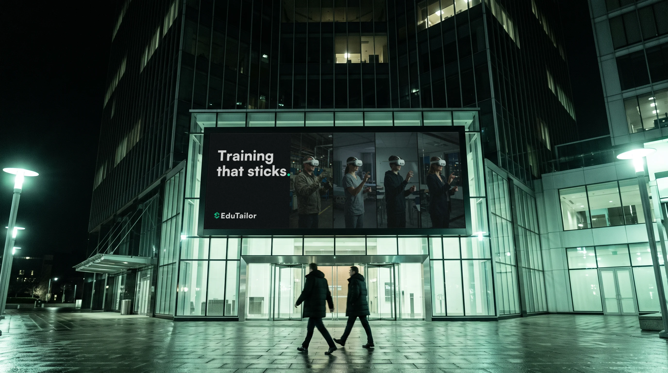 Ein EduTailor-Billboard über dem Eingang eines Bürohochhauses bei Nacht: Training that sticks, mit Techniker, Pflegekraft, Schüler und Managerin beim VR-Training