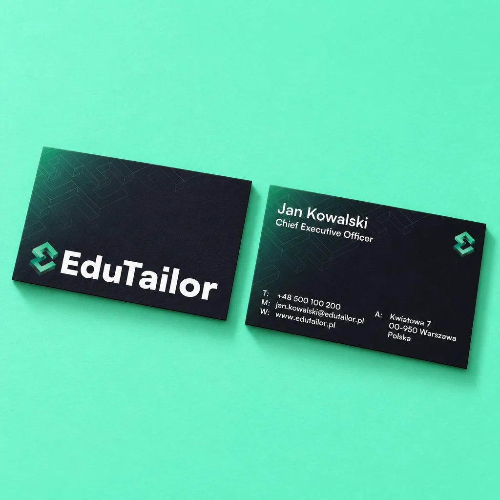 Zwei EduTailor-Visitenkarten auf Mint: die Vorderseite mit Logo und die Rückseite mit Kontaktdaten