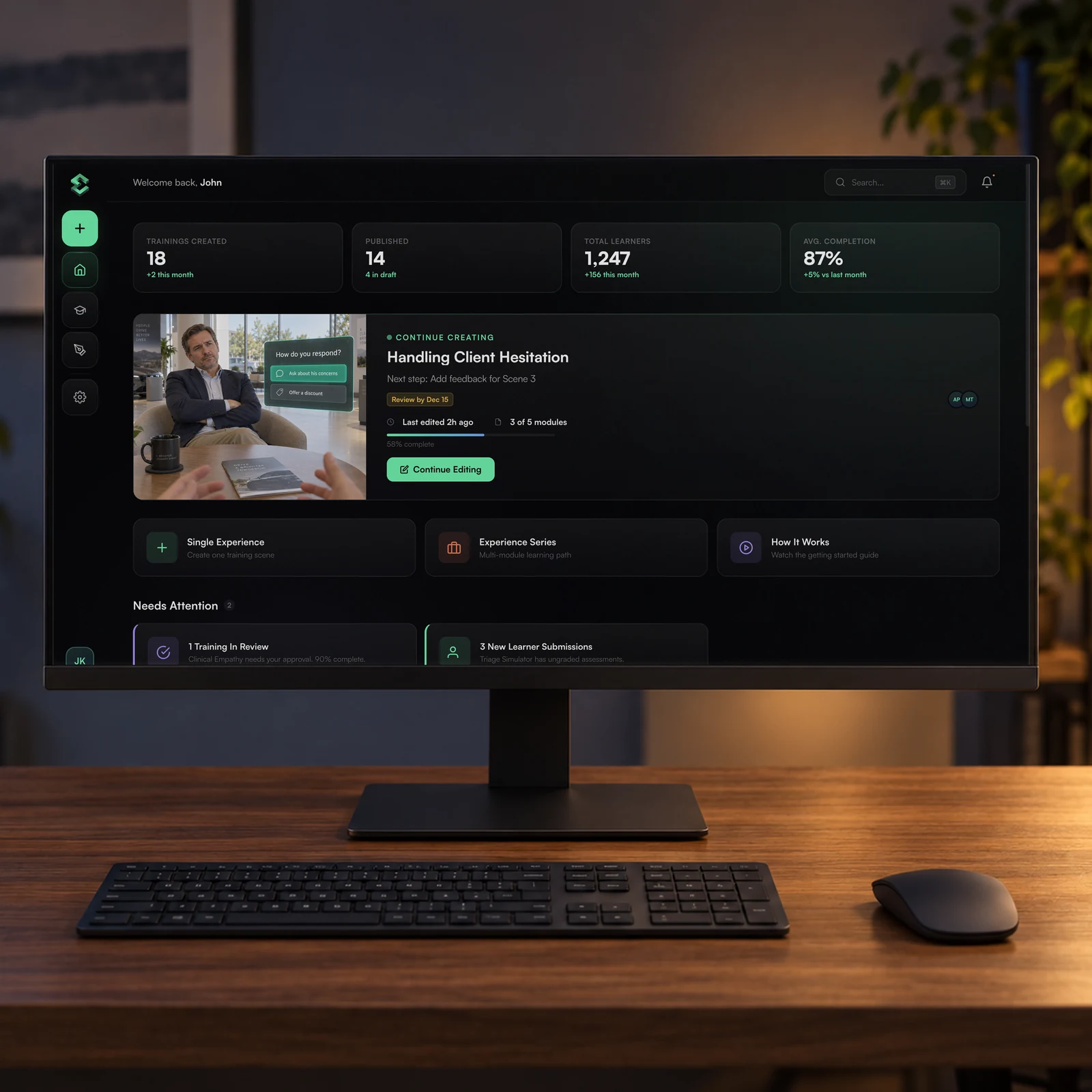EduTailor-Dashboard auf einem Monitor am Schreibtisch, am Abend