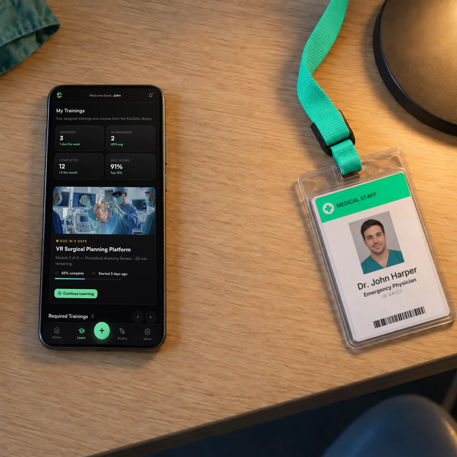 Die EduTailor-App auf einem Smartphone im Pausenraum eines Krankenhauses: die zugewiesenen Schulungen eines Arztes und sein Fortschritt