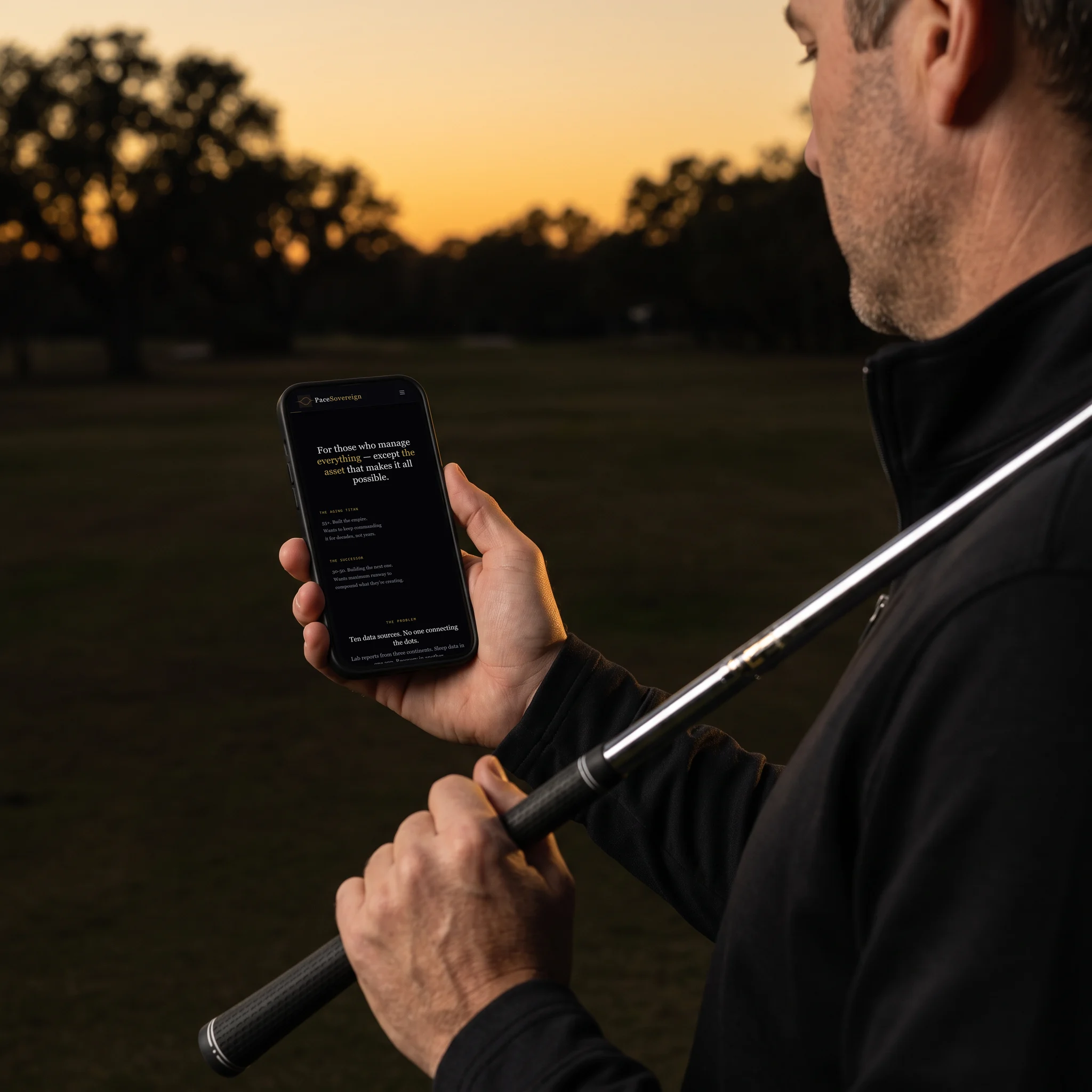Ein Mann mit einem Golfschläger auf der Schulter liest in der Abenddämmerung auf dem Smartphone die PaceSovereign-Seite zu den zwei Personas