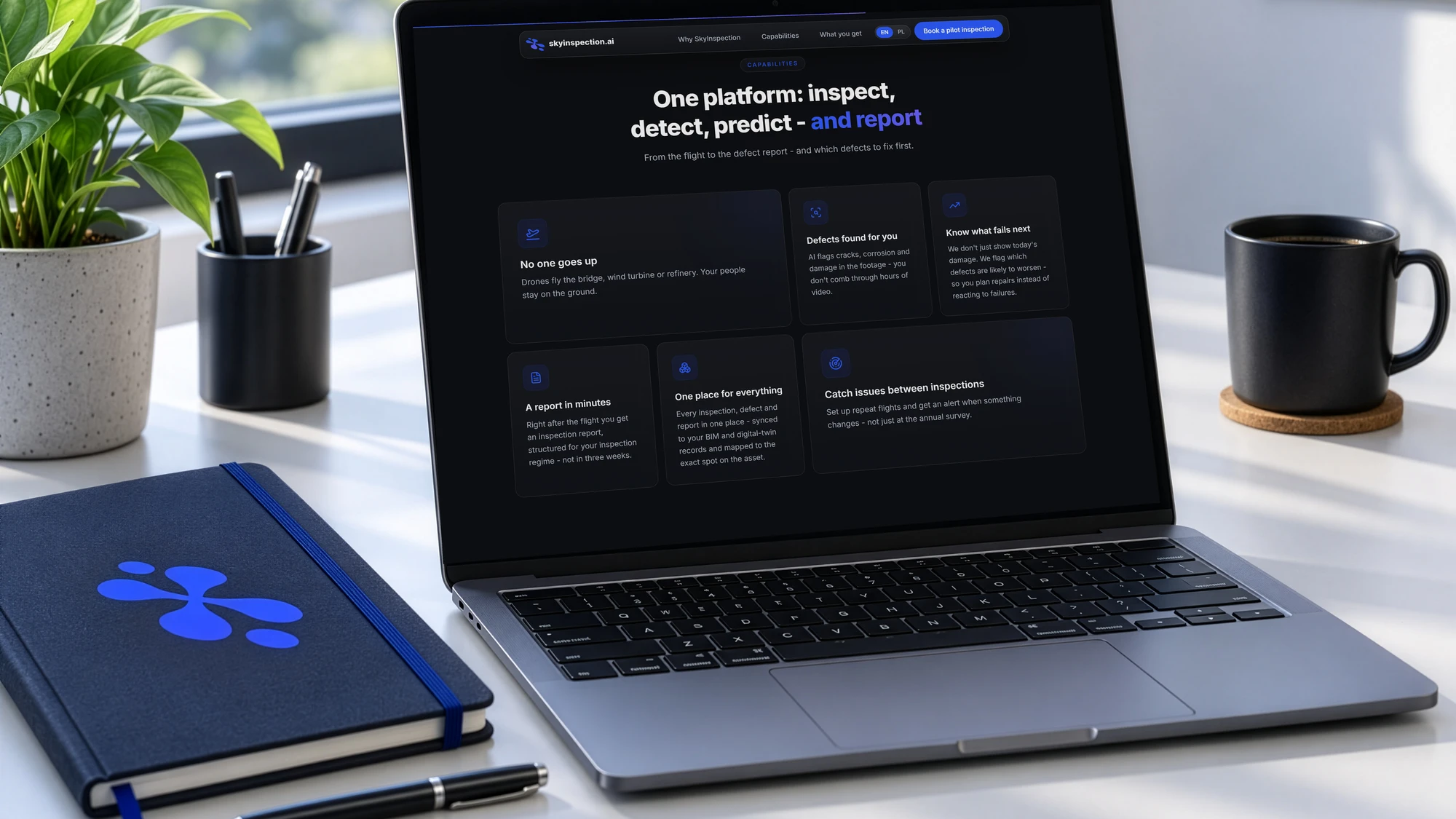 Ein Laptop auf einem hellen Schreibtisch zeigt die SkyInspection-Website: eine Plattform zum Inspizieren, Erkennen, Vorhersagen und Berichten