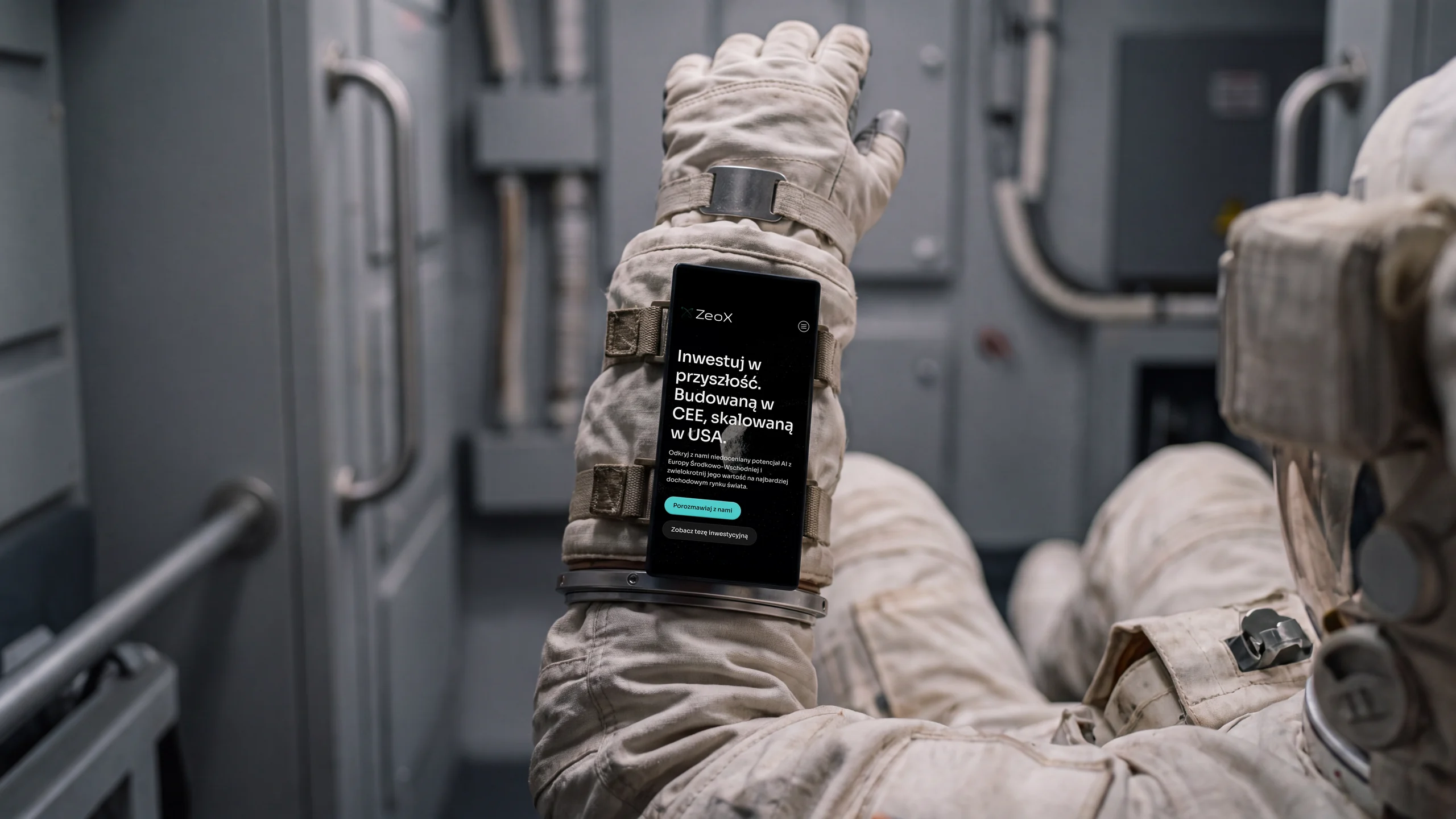 Display am Unterarm eines Astronauten mit der mobilen Zeox-Seite für Investoren